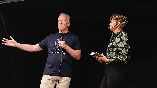 Mats i samspråk med Cecilia Nebel under talk-showen på Uppåkradagarna. 